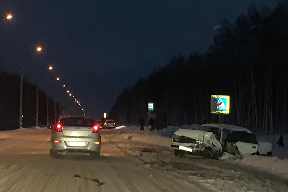 На месте работает МЧС и скорая помощь