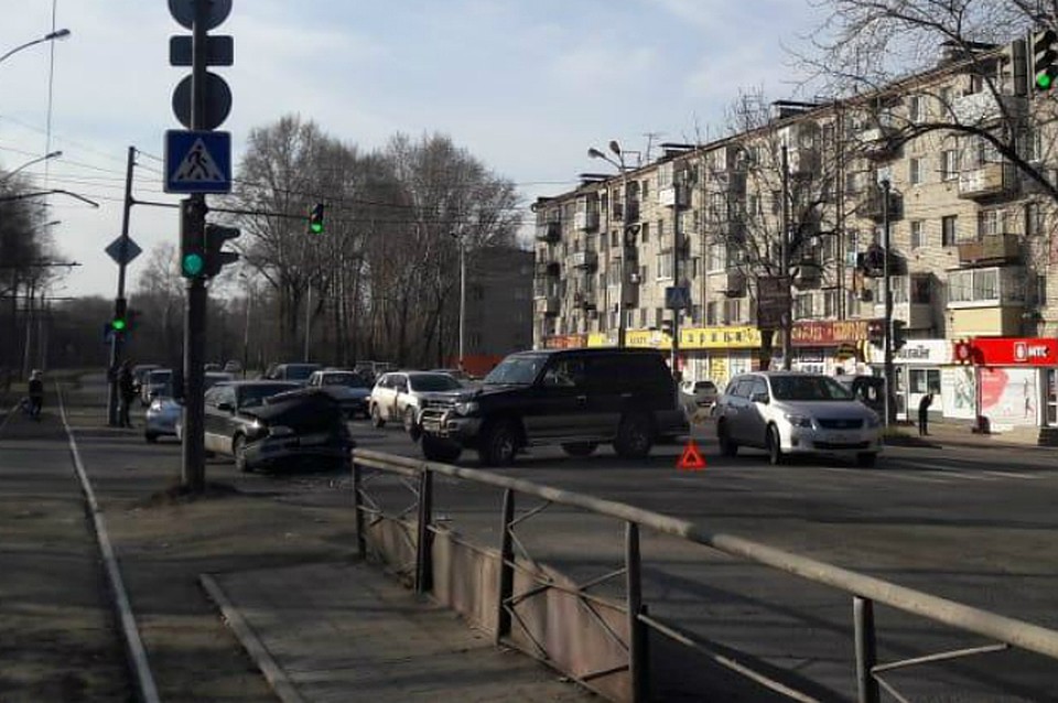 Водитель и несовершеннолетняя девушка-пассажир пострадали в дорожной аварии в Хабаровске