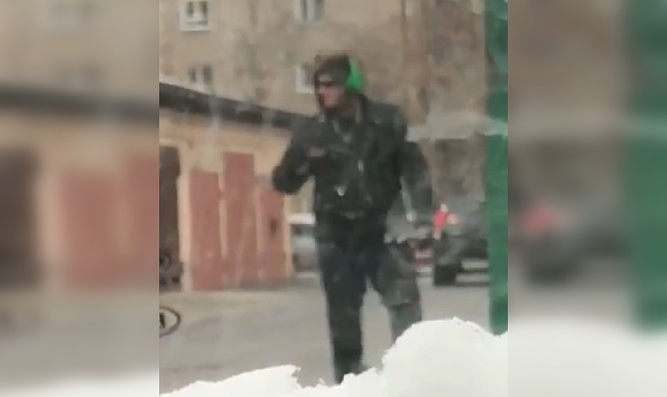 Сибиряк поднял настроение своим танцем в одном из дворов Новосибирска. Стоп-кадр с видео в instagram.com АСТ-54.