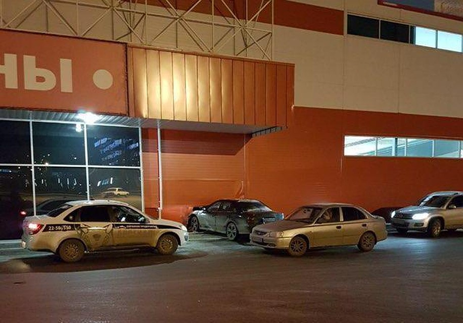 Иномарка врезалась в стену супермаркета. Фото: телеграм-канал "Челябинское метро".