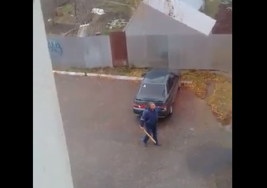 В Стерлитамаке мужчина устроил погром на парковке