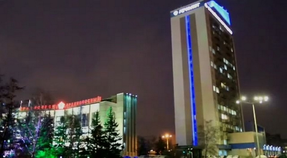 В Красноярске загорелось подсветкой здание Речного пароходства. Фото: https://vk.com/krasnoyarskrf