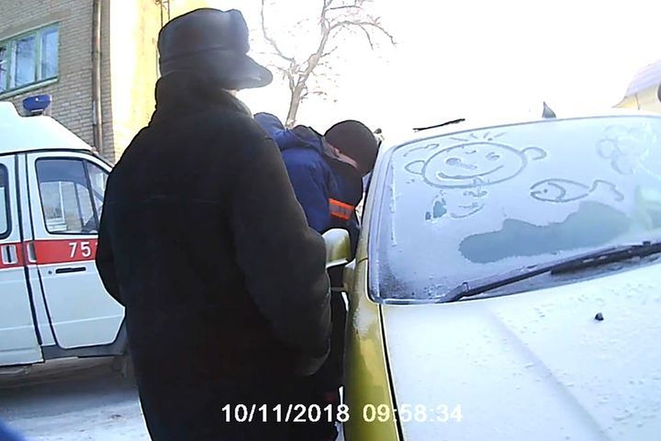 Спасатели помогли малышу освободиться. Фото: МАСС.