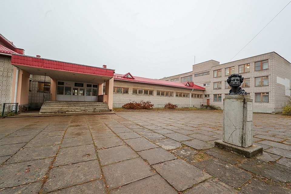 В Пушкинских Горах завершат ремонт школьной крыши - в 2019 году обещают выделить на это деньги из областного бюджета.
