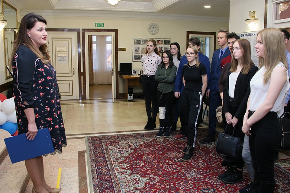 Салехардские чиновники привели подростков в ЗАГС Фото: правительство ЯНАО