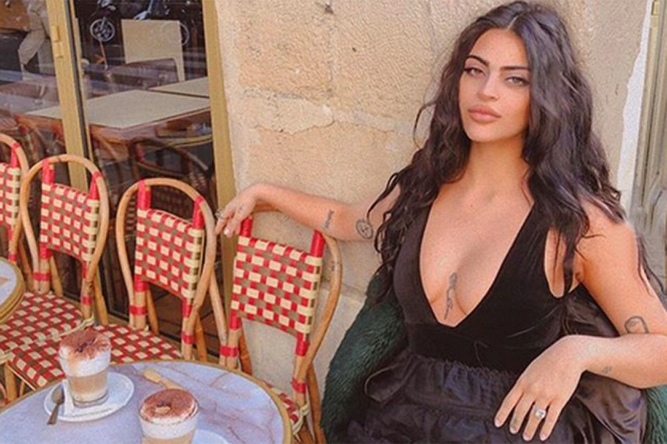 Красавица прилетела в Париж и отправилась первым делом в Лувр