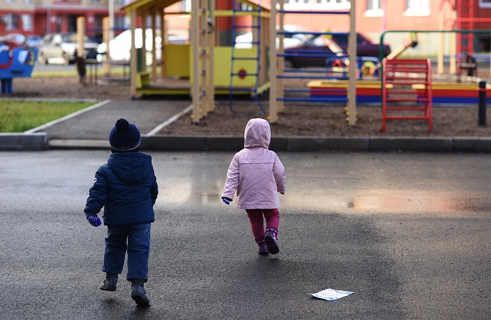 Няня оставила на улице 3-летнюю девочку и 6-летнего мальчика.