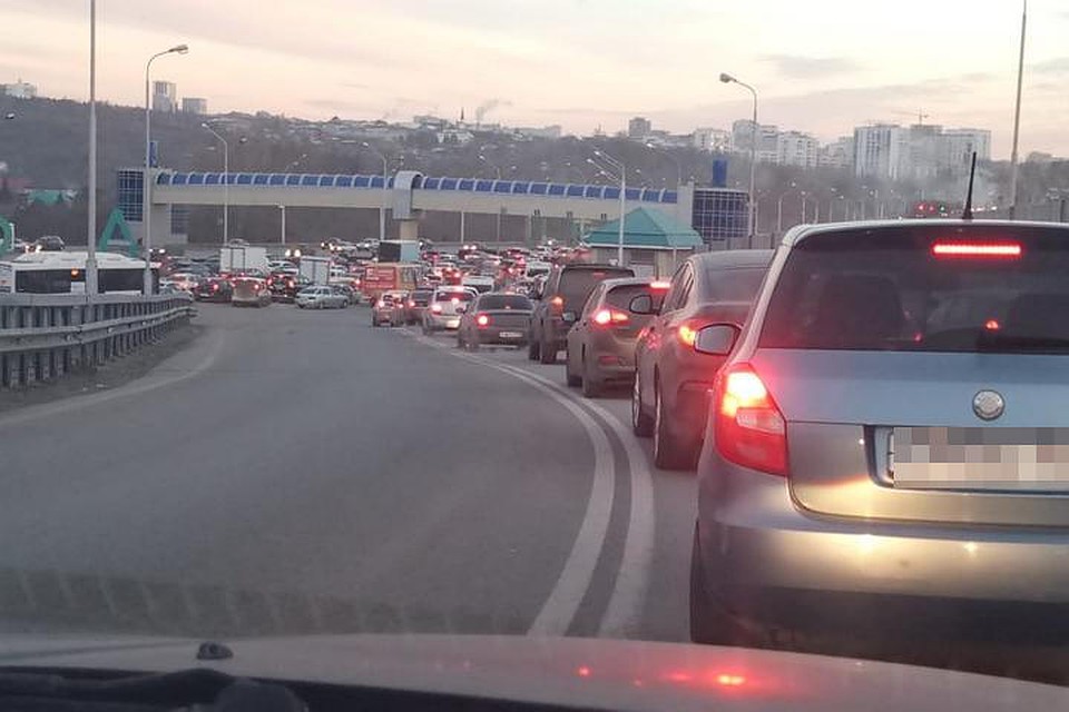 На въезде в Уфу образовалась огромная пробка