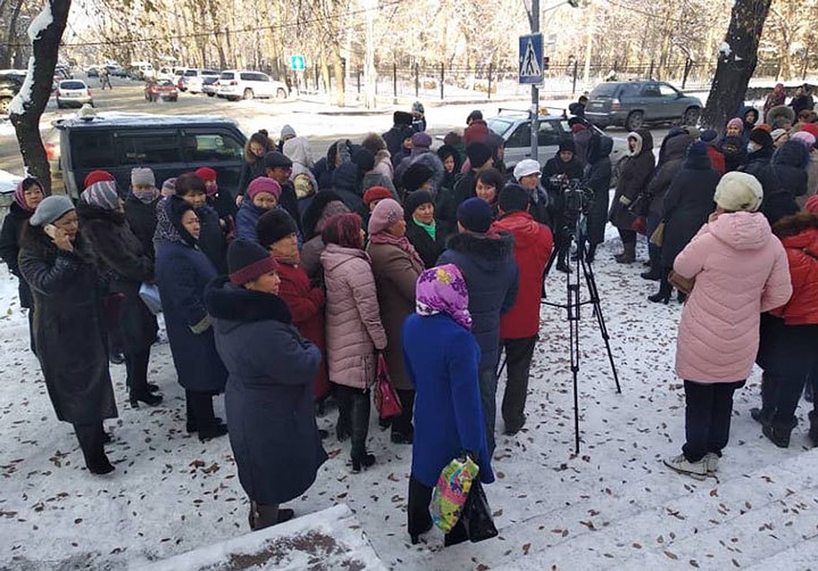 В Бишкеке медики вышли на пикет.