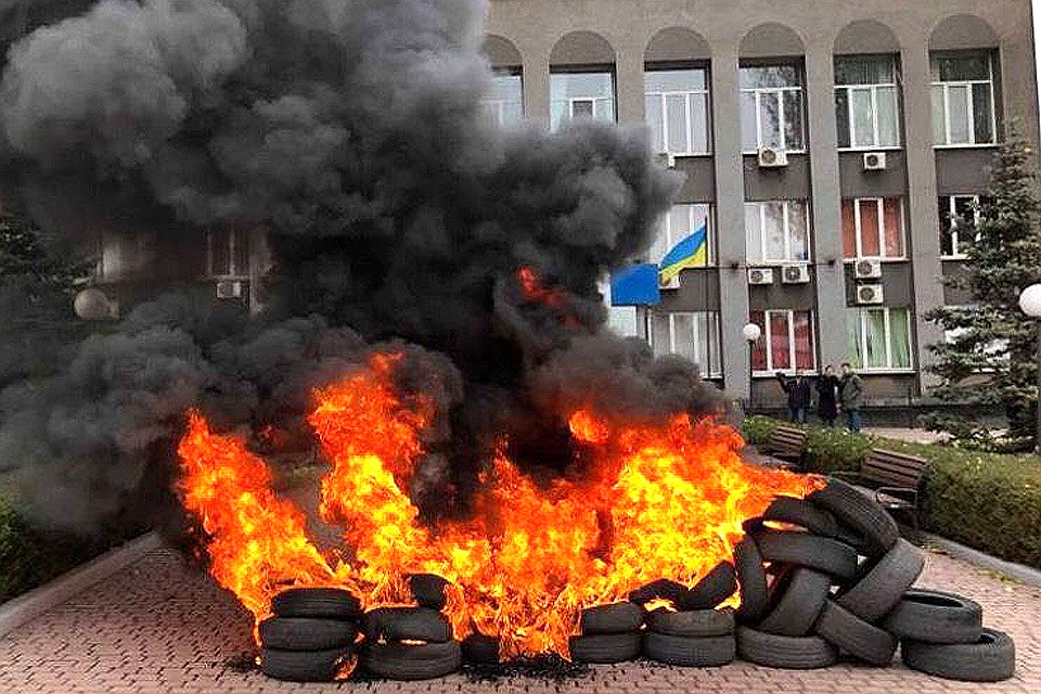 Горящие покрышки у здания городской администрации в Кривом Роге.