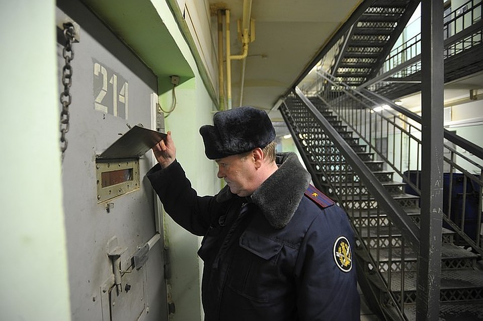 Только в Москве в следственных изоляторах содержится в общей сложности более 1,5 тыс. бывших сотрудников.