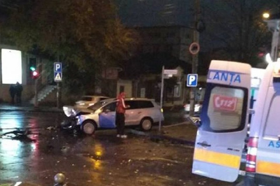 Два человека были госпитализированы в результате столкновения двух автомобилей. Фото: publika.md