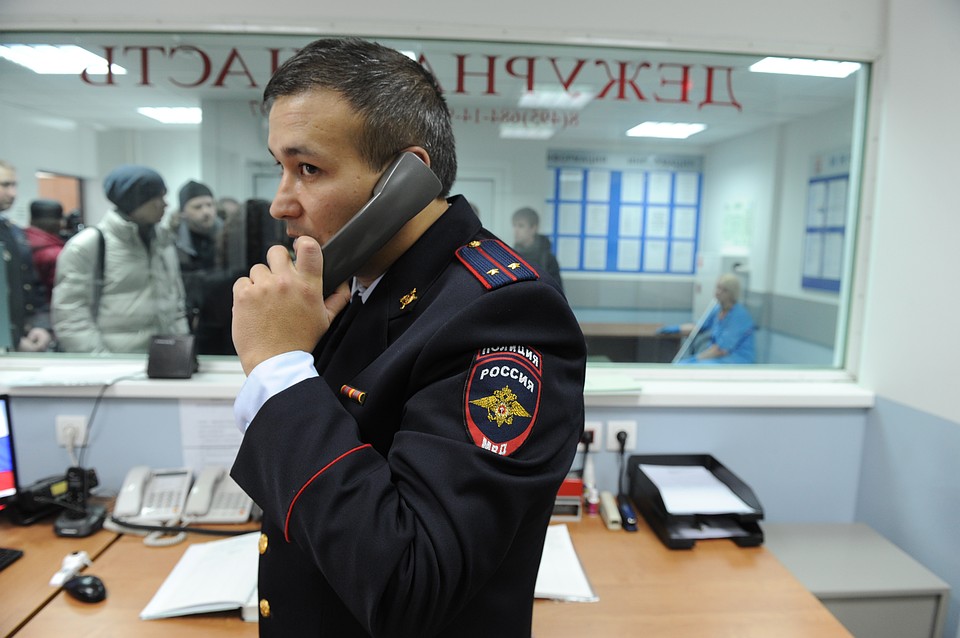 Полицейские установили личность умершего мужчины, но при этом продолжают устанавливать причину смерти.
