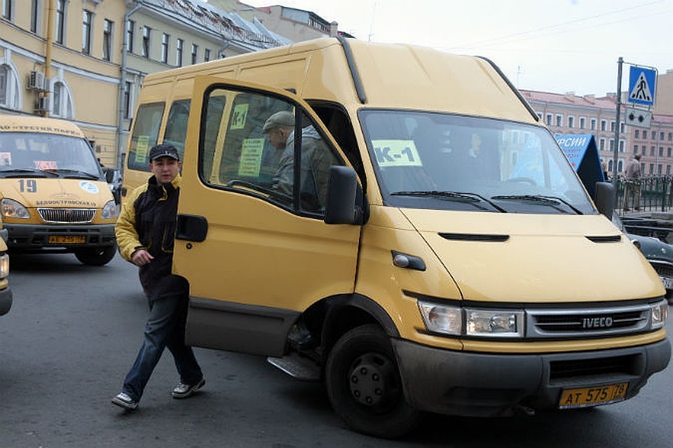 Несмотря на популярность маршруток, больше половины жителей Северной столицы считают поездки на них небезопасными. Фото: Архив "КП".