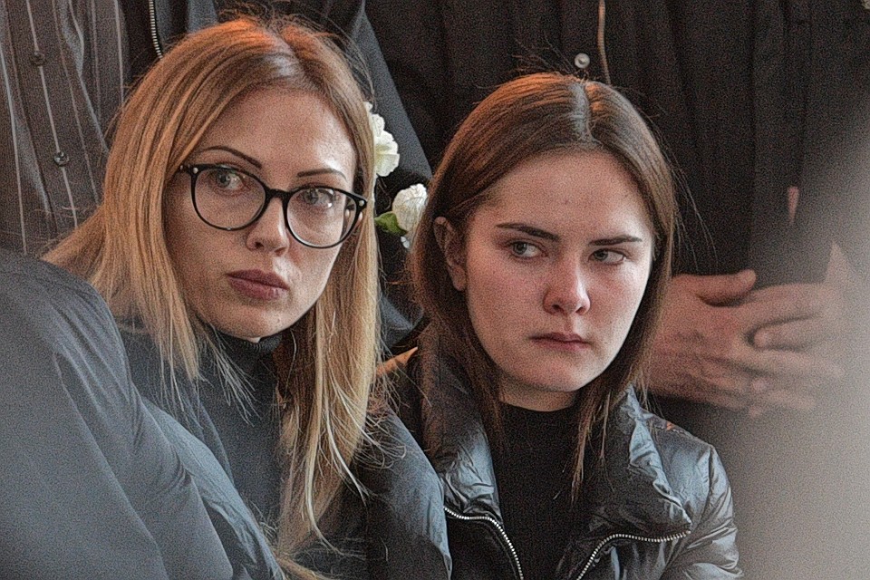 Бывшая жена Осина Наталья Черемисина и его дочка Агния на похоронах музыканта.