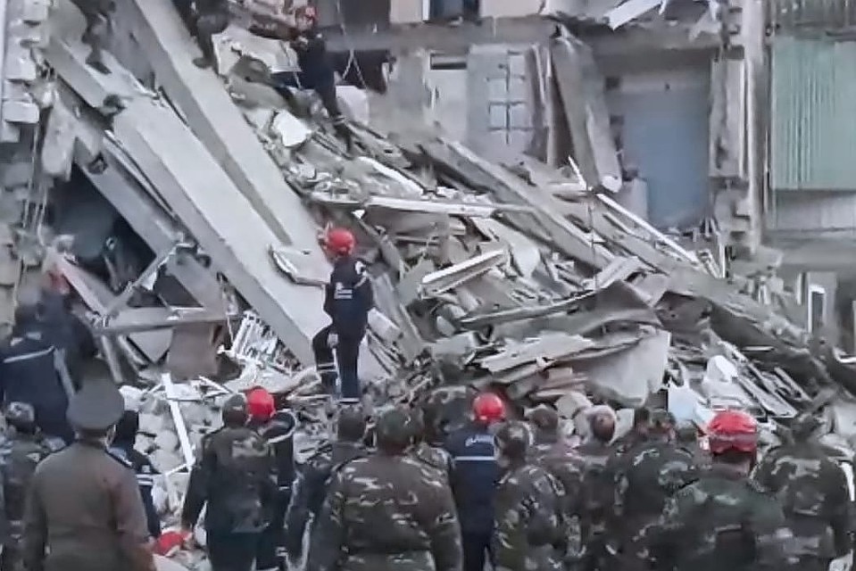 Прокуратура Гянджи возбудила дело после взрыва в жилом доме. Фото: МЧС Азербайджанской республики.
