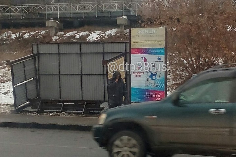 Шквалистый ветер перевернул остановочный павильон в Иркутске. Фото: группа «ДТП 38».