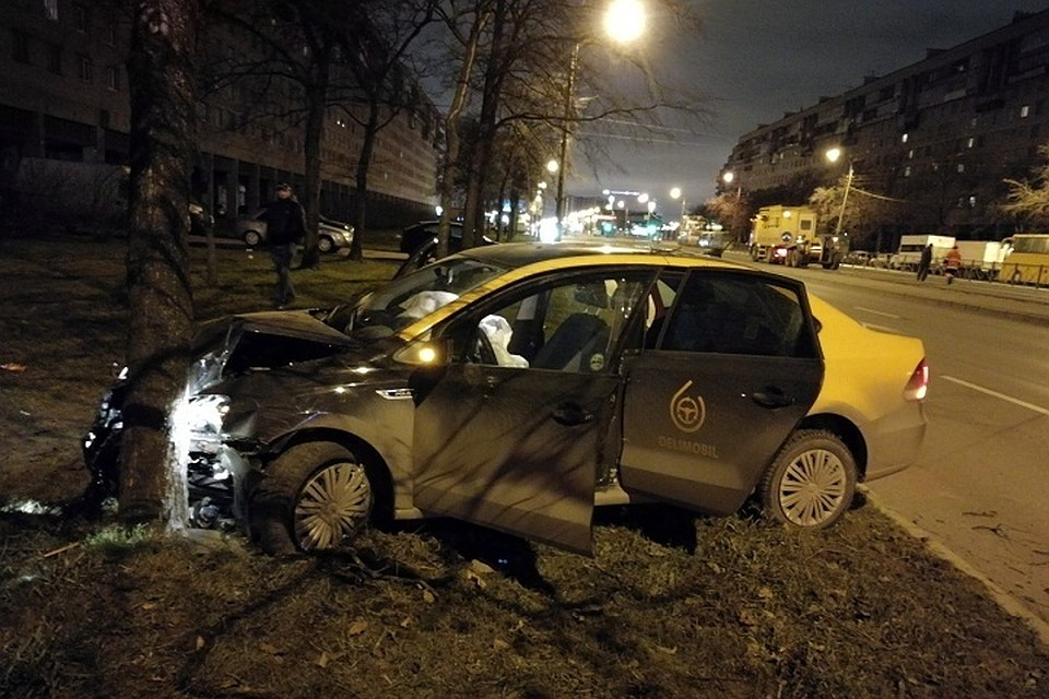 В Купчино «Делимобиль» разбили о дерево и бросили. Фото: vk.com/spb_today
