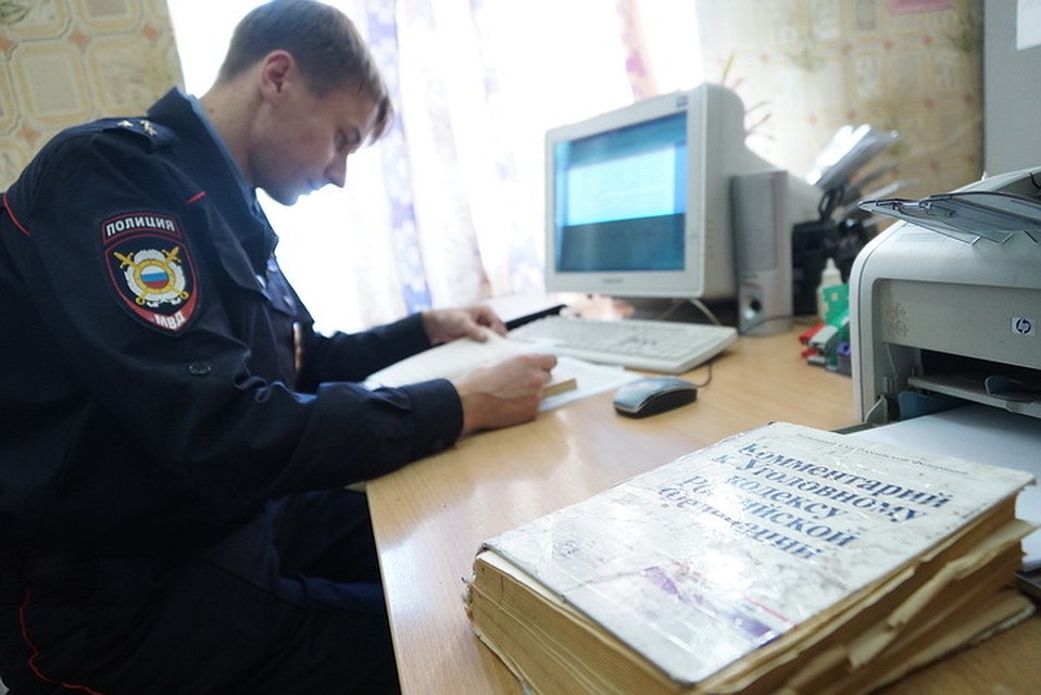 Полицейские помогают людям вернуть деньги, которые они перевели мошенникам.