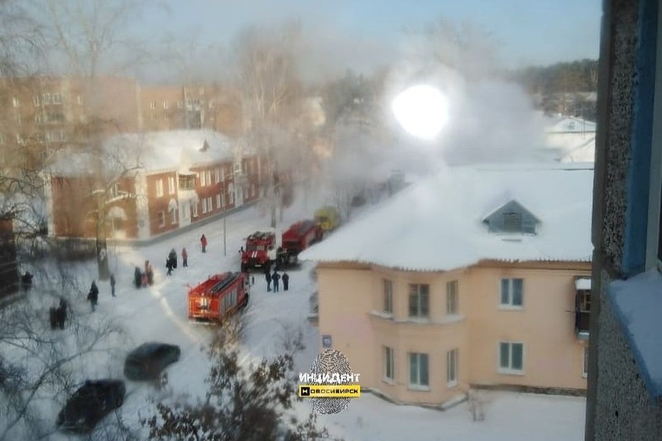 Сегодня утром в одной из квартир жилого дома на улице Тенистая случился пожар. Фото: "Инцидент.Новосибирск".