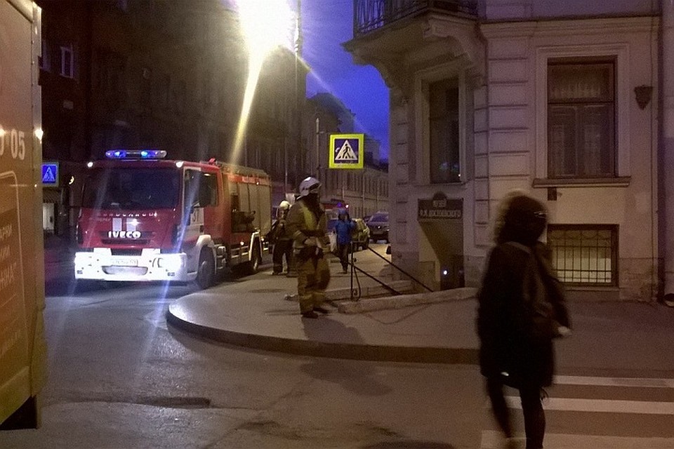 Пожарные на четырех машинах приехали в петербургский музей Достоевского. Фото: vk.com/spb_today