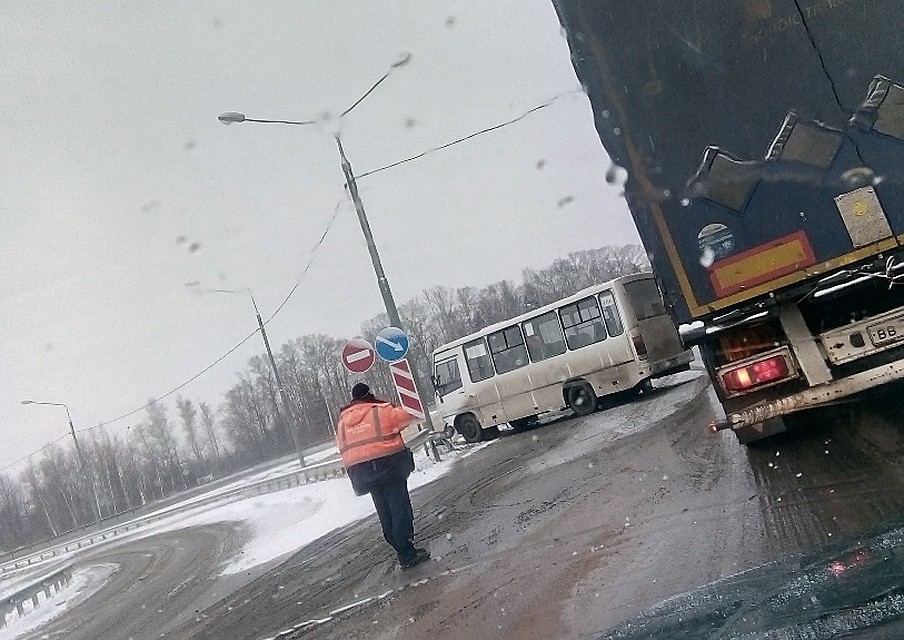 Маршрутка врезалась в отбойник на М-10 Фото: Даниил Костюк (группа в соцсети "Подслушано у водителей. Тверь")