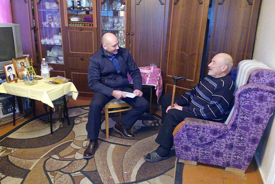 Сергей Николаевский впервые за долгий срок способен улыбаться. В гостях у инвалида Владимир Елютин.