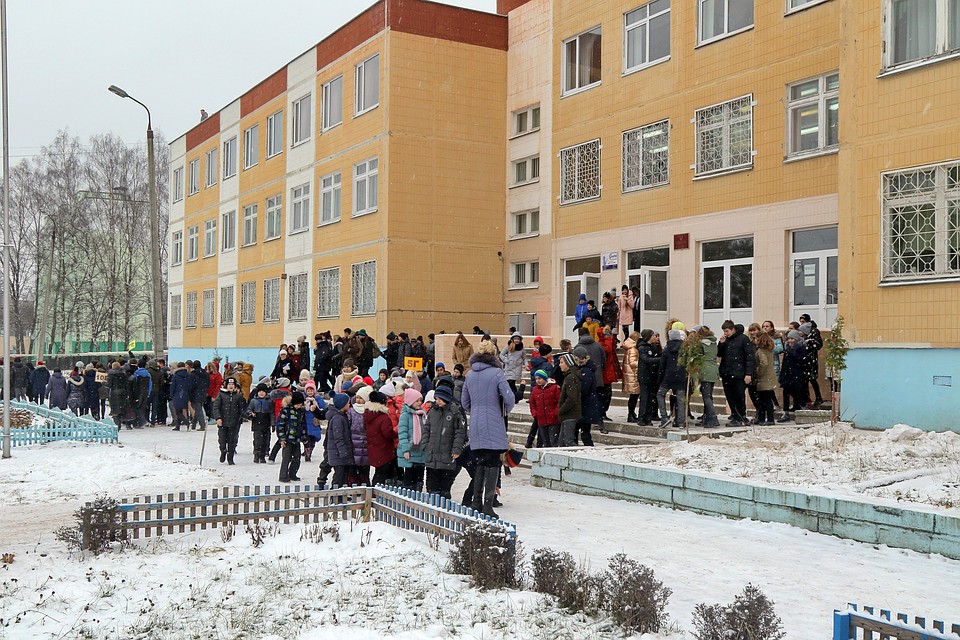 В Смоленске «тушили» школу №40. ФОТО: ГУ МЧС России по Смоленской области