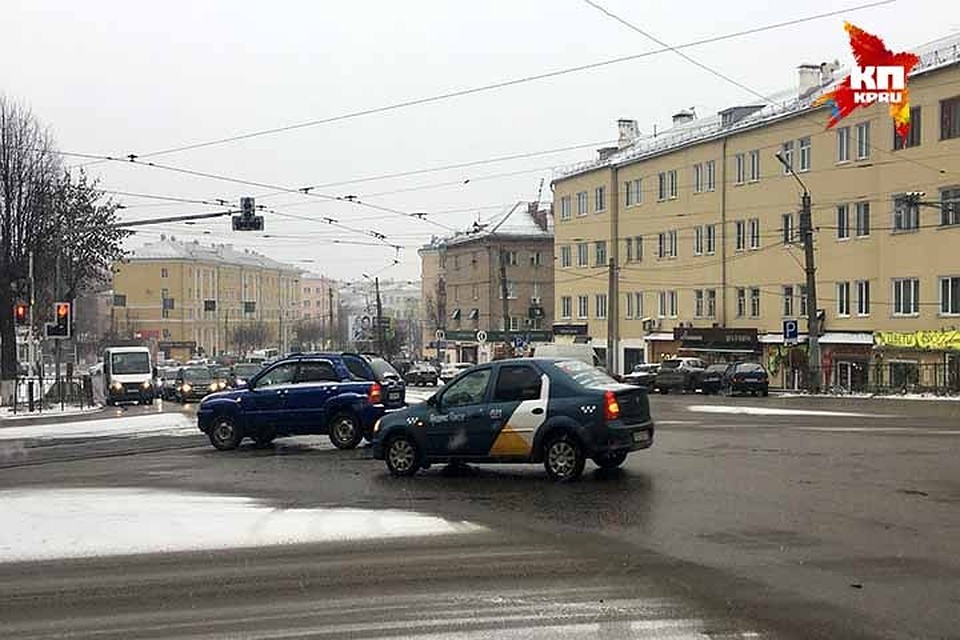 Автомобилисты сообщают о нескольких ДТП, мешающих проезду машин.