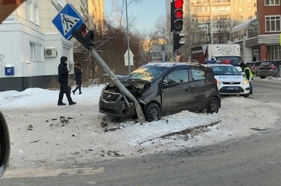 ДТП в центре Тюмени: пострадали человек и светофор. Фото vk.com