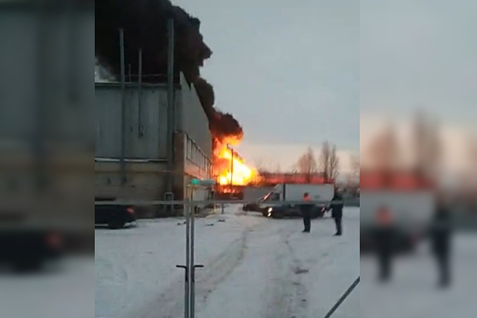 Бензовоз загорелся на АЗС под Богородском. Фото: Александр ШИТОВ