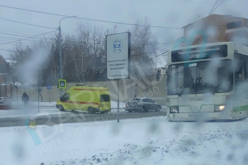 Двое пешеходов пострадали в Барнауле после столкновения автобуса и иномарки