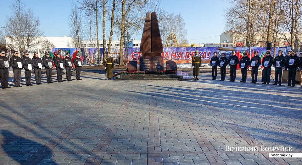 В Бобруйске открыли памятный знак погибшим милиционерам. Фото: "Вечерний Бобруйск".