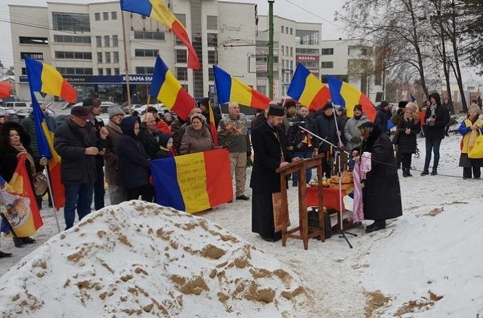 Митинг начался на «Кладбище героев» на проспекте Дечебал. Фото: Евгений Чебан / NewsMaker