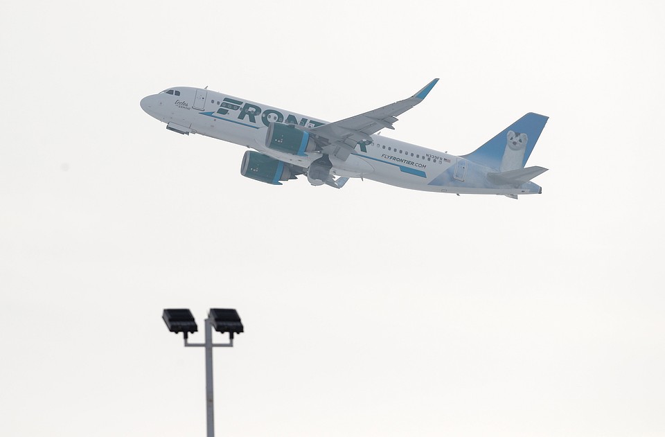 Самолет Airbus 320 авиакомпании Frontier Airlines потерял обшивку двигателя