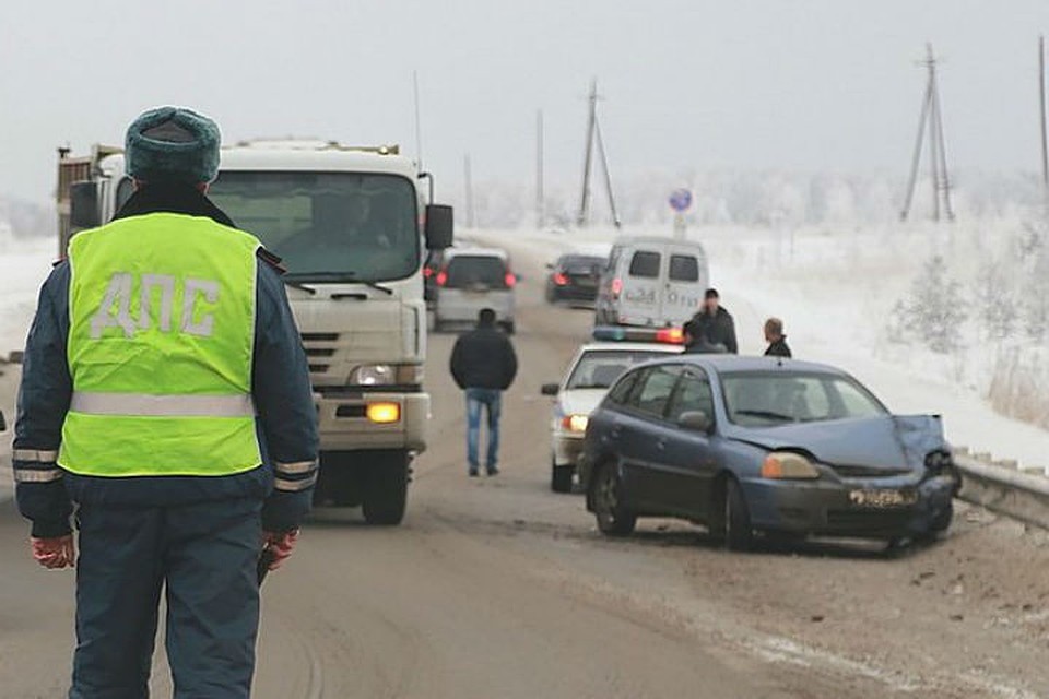 Пострадавшую в ДТП с грузовиком 5-летнюю девочку и ее маму полицейский доставил в больницу.
