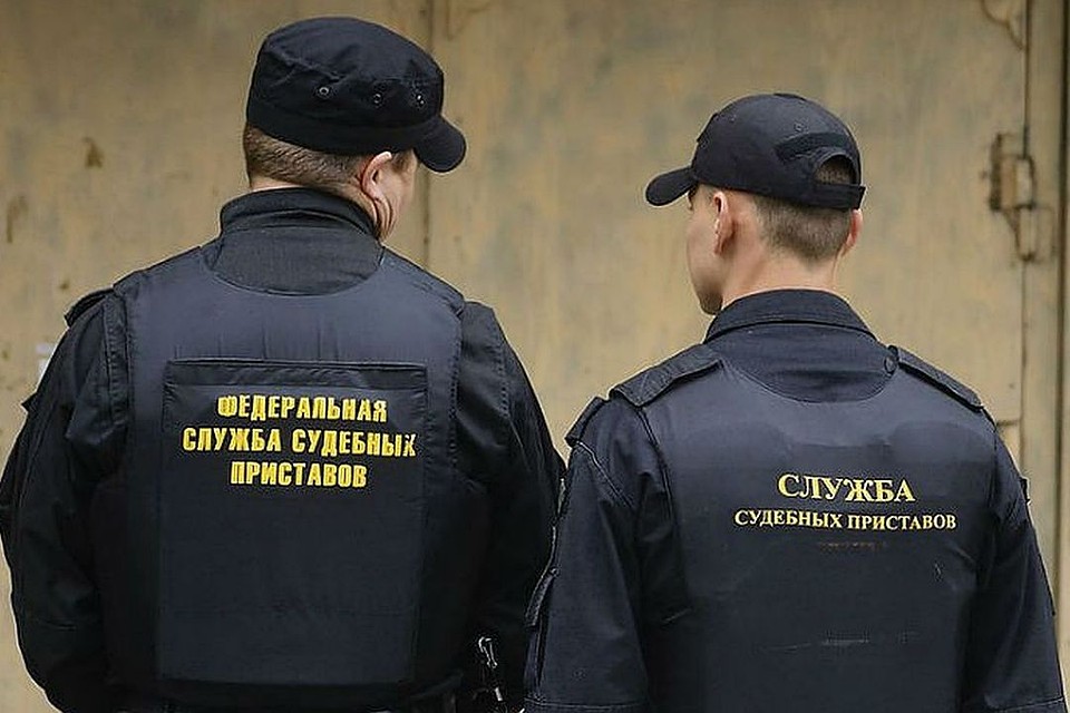 Женщина решила спрятаться от приставов в шкафу, но её выдал смех.