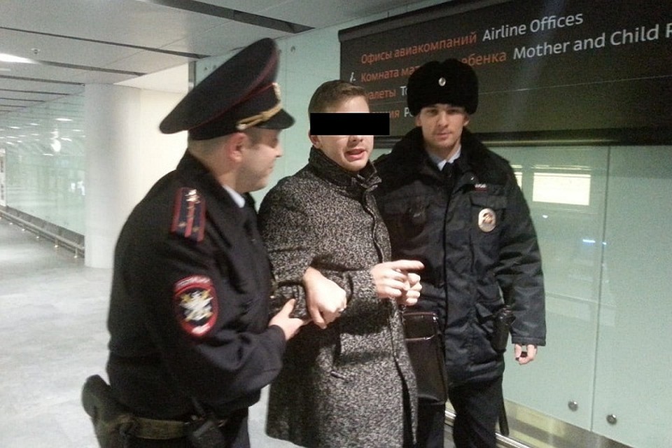 В Пулково с рейса Петербург-Москва сняли 20-летнего дебошира из Нижнего Тагила. Фото: Пресс-служба УТ МВД России по СЗФО