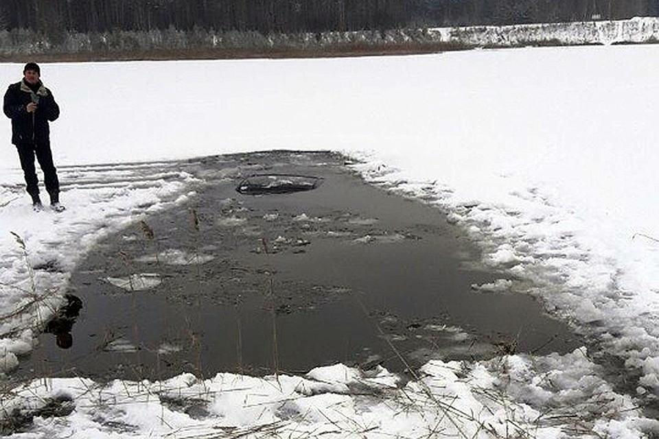 Под Мозырем водитель устроил дрифт на льду – машина провалилась под лед. Фото: vk.com.