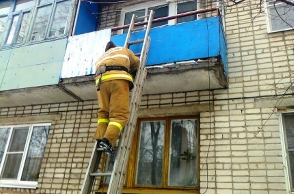 Спасатель поднялся на второй этаж по лестнице и вскрыл балкон