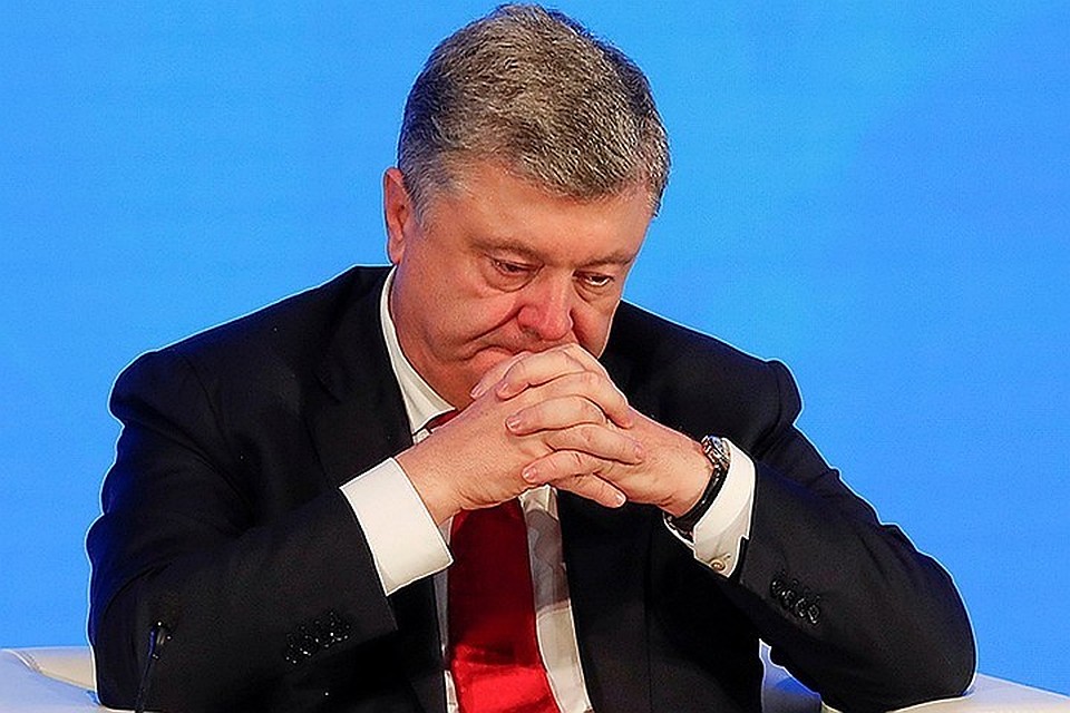 Петро попытался дозвониться в Кремль. Но то ли просрочил платеж за телефон, то ли абонент был занят более важными делами