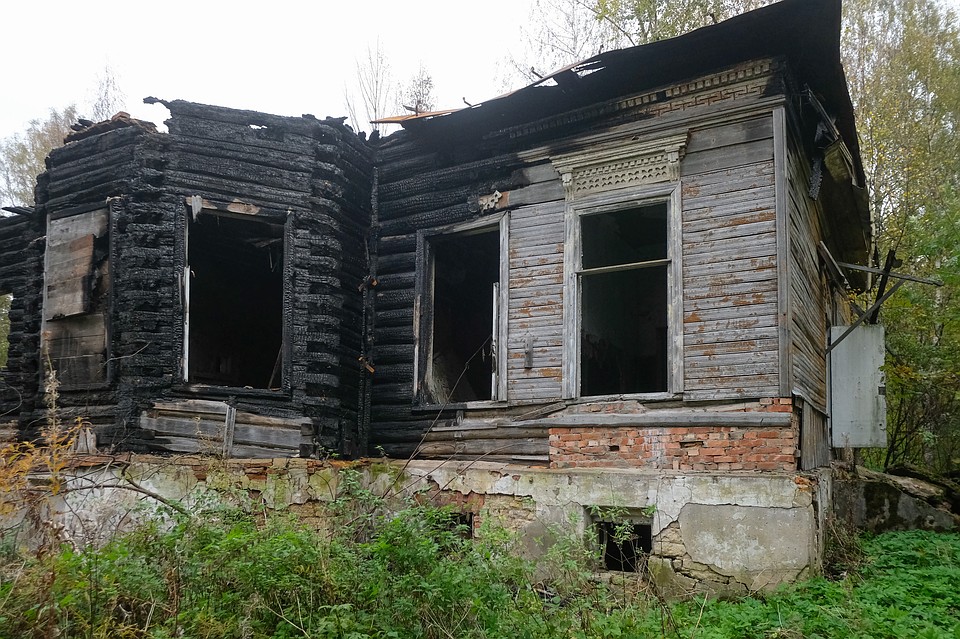 Подожгли памятник деревянного зодчества намерено или случайно, выяснит полиция