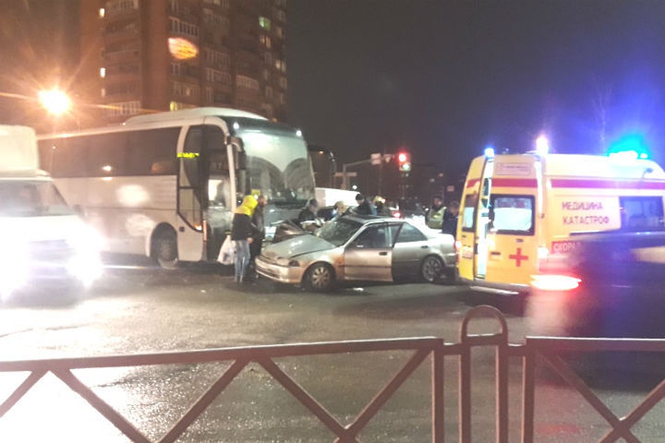 Столкновение автобуса и легковушки на Московском проспекте в Ярославле. Фото: Анатолий Чуйкин в группе "Подслушано у водителей"/vk.com