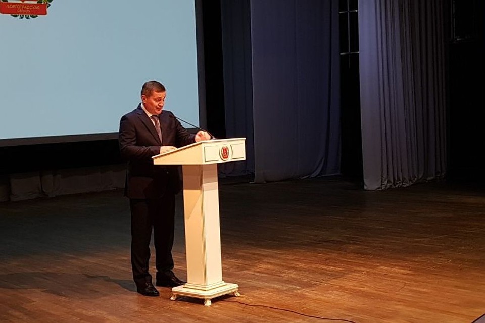 Губернатор выступает перед активом.