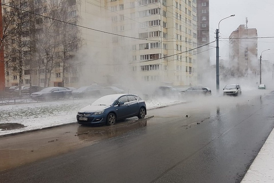 Перекресток Маршала Захарова и улицы Десантников залило кипятком из-за прорыва трубы. Фото: vk.com/spb_today