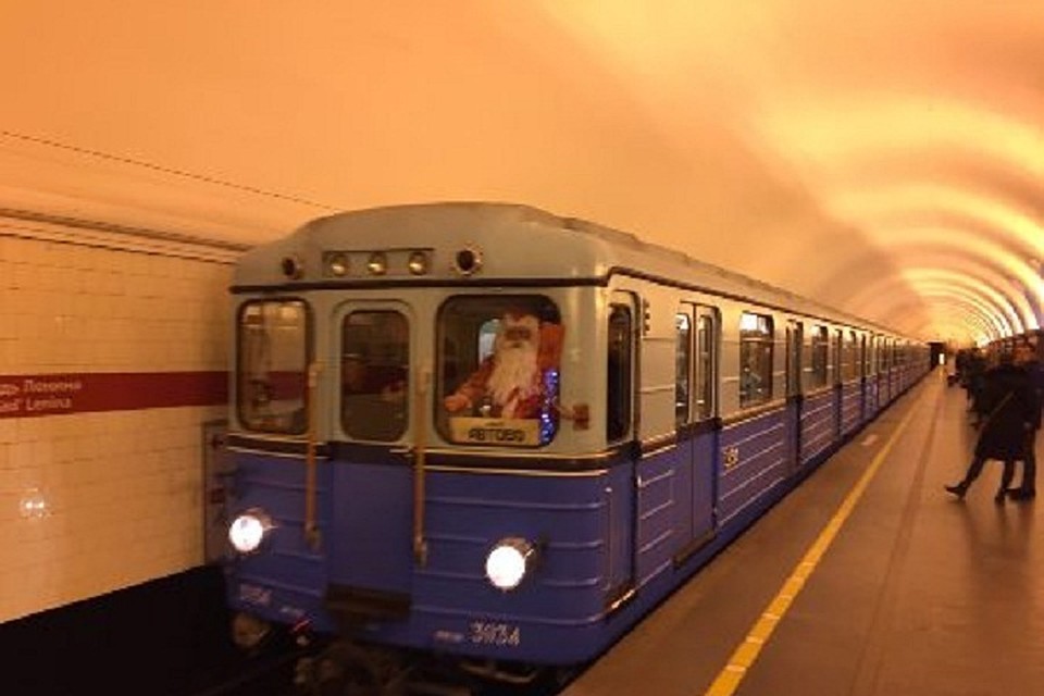 Дед Мороз прокатит петербуржцев на ретросоставе метро. Фото: ГУП "Петербургский метрополитен"