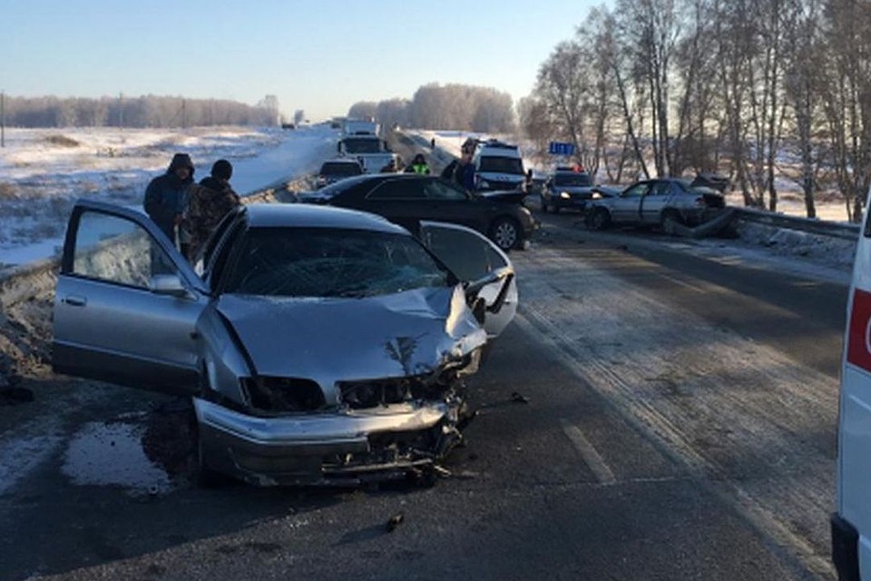 Водитель "Ниссана" на трассе устроил ДТП из четырех машин. Фото: МВД по Новосибирской области.