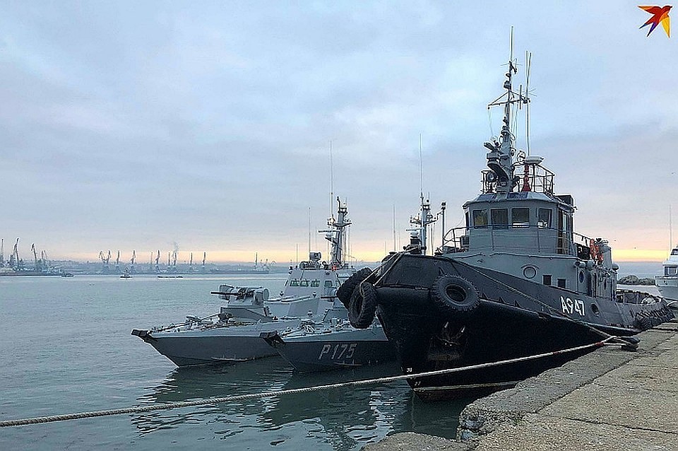 Два бронекатера и буксир ВМС Украины задержали в Керченском проливе.