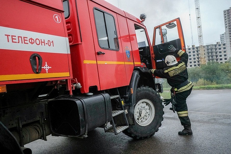Пожар на складе бумаги в Петербурге пришлось тушить со спецпоезда.