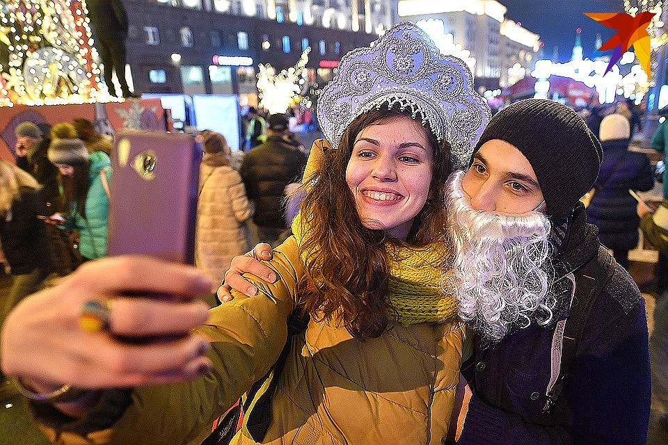 Главное на фото - костюм и хорошее настроение!